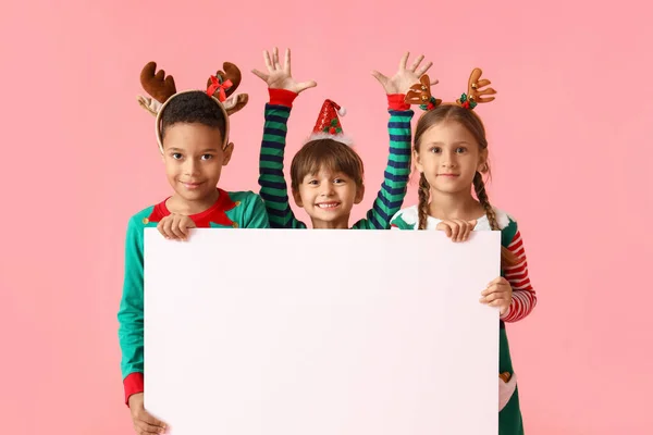 Små Barn Klädda Som Nissar Med Tom Affisch Rosa Bakgrund — Stockfoto