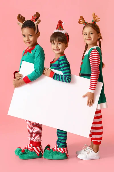 Små Barn Klädda Som Nissar Med Tom Affisch Rosa Bakgrund — Stockfoto