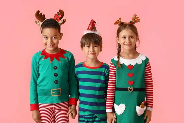 Niedliche Kleine Kinder Als Elfen Auf Rosa Hintergrund Gekleidet — Stockfoto