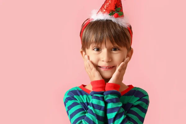 Здивований Маленький Хлопчик Різдвяному Костюмі Рожевому Фоні — стокове фото