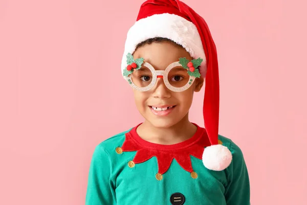 ピンクの背景にクリスマスの衣装の小さなアフリカ系アメリカ人の男の子 — ストック写真