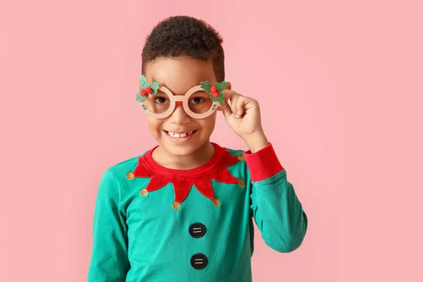 Menino Afro Americano Traje Natal Fundo Rosa — Fotografia de Stock