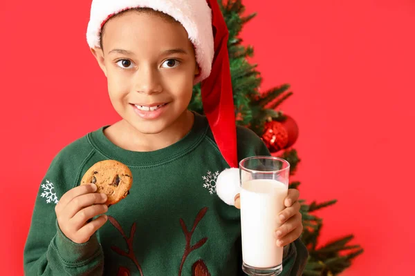 Pequeño Chico Afroamericano Con Galleta Vaso Leche Sobre Fondo Rojo —  Fotos de Stock