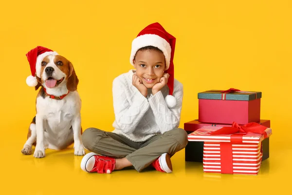 Маленький Хлопчик Різдвяними Подарунками Милою Собакою Жовтому Тлі — стокове фото