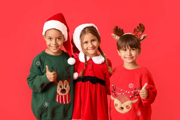 Små Barn Julkläder Röd Bakgrund — Stockfoto