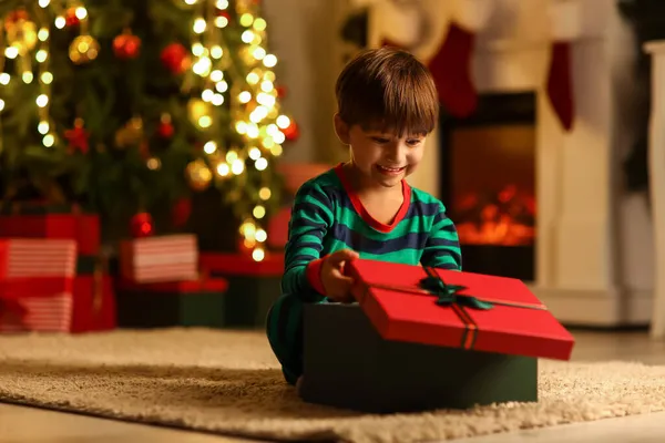 Netter Kleiner Junge Öffnet Weihnachtsgeschenk Hause — Stockfoto