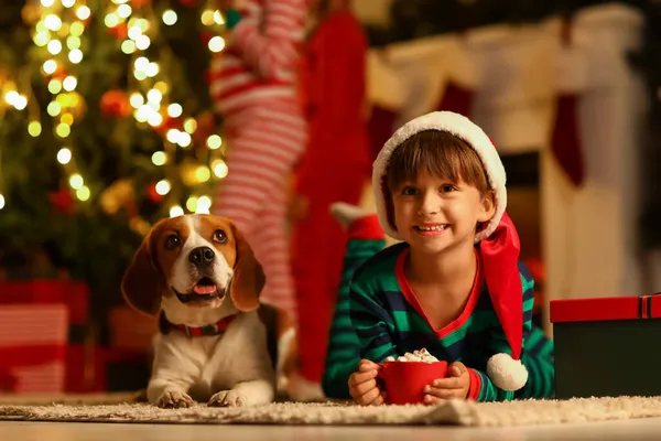 Kleiner Junge Mit Heißem Kakao Und Niedlichem Hund Heiligabend Hause — Stockfoto