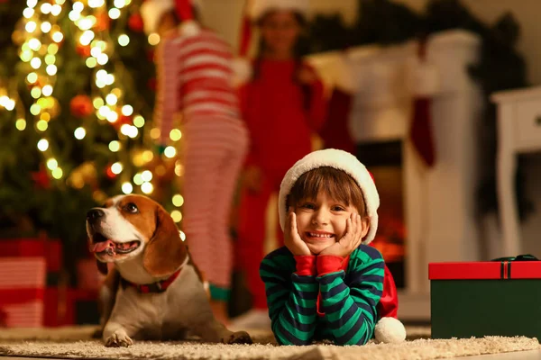 Liten Pojke Tomte Hatt Och Söt Hund Hemma Julafton — Stockfoto