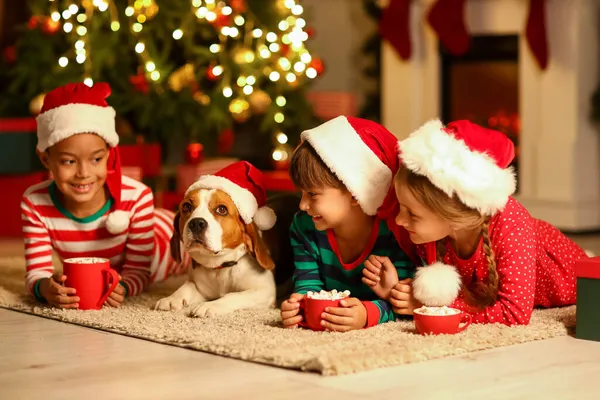 Crianças Com Xícaras Cacau Quente Cachorro Bonito Casa Véspera Natal — Fotografia de Stock