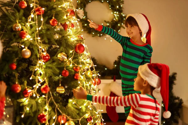 Små Barn Dekorera Julgran Hemma Kvällen — Stockfoto