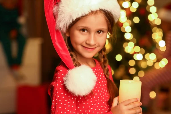 Liten Flicka Santa Hatt Med Ljus Hemma Julafton — Stockfoto