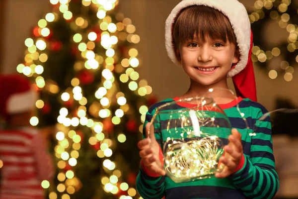 Liten Pojke Tomte Hatt Med Krans Hemma Julafton — Stockfoto