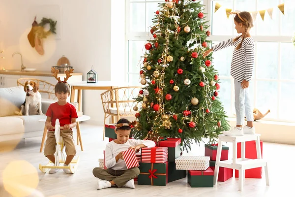 Crianças Pequenas Bonitos Comemorando Natal Casa — Fotografia de Stock