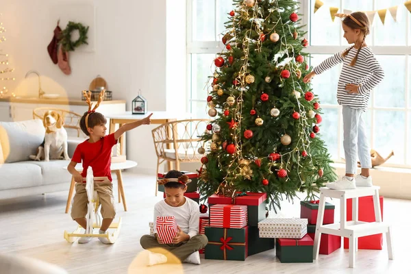 Crianças Pequenas Bonitos Comemorando Natal Casa — Fotografia de Stock