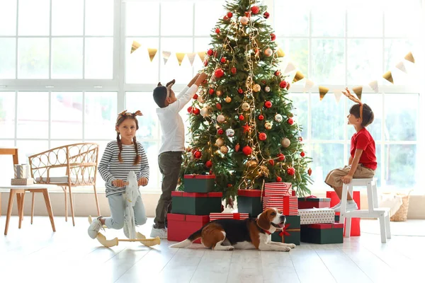 Crianças Pequenas Bonitos Comemorando Natal Casa — Fotografia de Stock