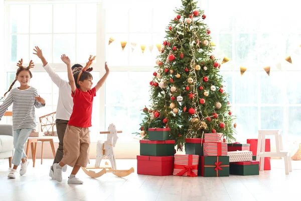 Crianças Pequenas Bonitos Correndo Perto Árvore Natal Casa — Fotografia de Stock
