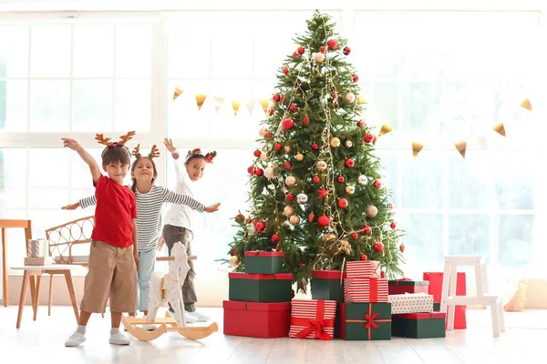 Söta Små Barn Firar Jul Hemma — Stockfoto