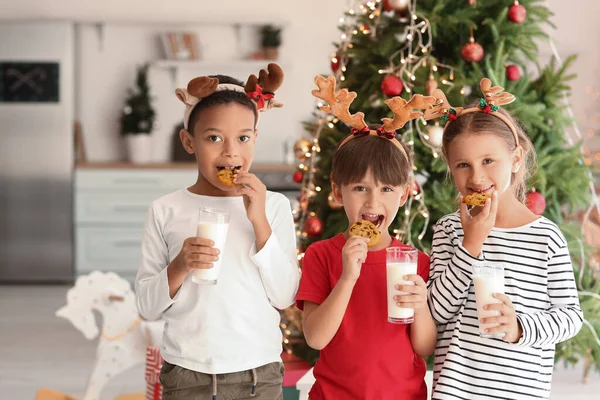 Söta Små Barn Äter Kakor Hemma Julafton — Stockfoto