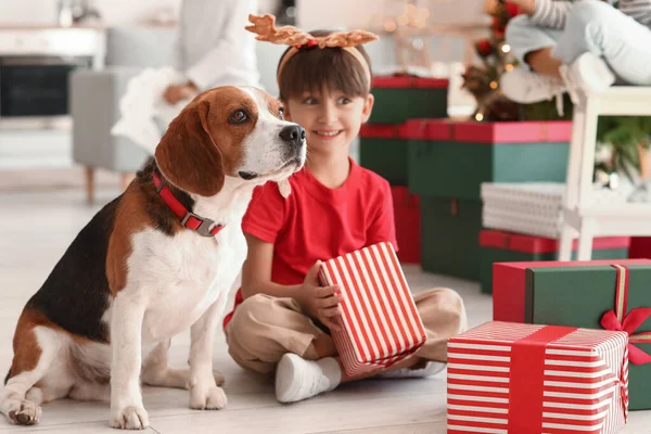 Niedlicher Hund Und Kleiner Junge Mit Geschenken Hause Heiligabend — Stockfoto
