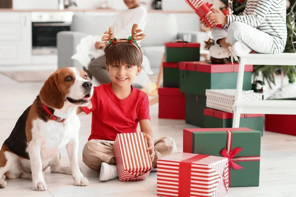 Netter Kleiner Junge Mit Geschenken Und Hund Hause Heiligabend — Stockfoto