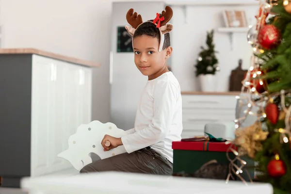 Menino Bonito Com Cavalo Balanço Casa Véspera Natal — Fotografia de Stock