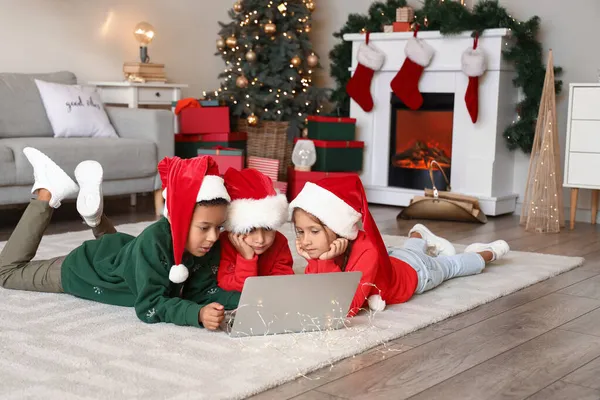 Crianças Bonitos Com Laptop Assistindo Desenhos Animados Casa Véspera Natal — Fotografia de Stock