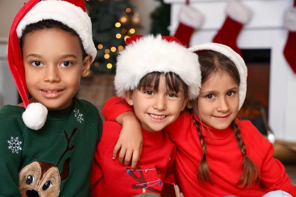 Söta Små Barn Santa Hattar Hemma Julafton — Stockfoto