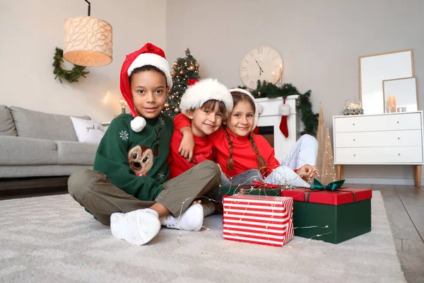 Lindos Niños Pequeños Con Regalos Casa Nochebuena — Foto de Stock