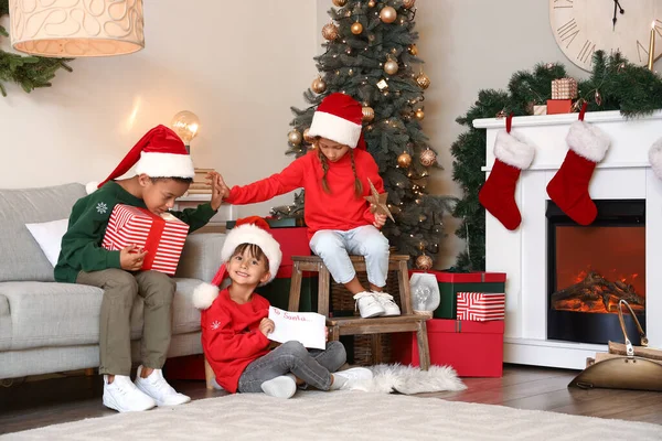 Crianças Pequenas Bonitos Com Presente Carta Para Papai Noel Casa — Fotografia de Stock