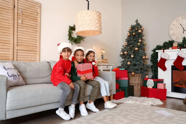 Crianças Pequenas Bonitos Com Presente Casa Véspera Natal — Fotografia de Stock