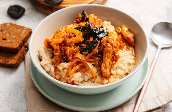 Bowl Delicious Oatmeal Gravy Beef Prunes Table Closeup — Stock Photo, Image