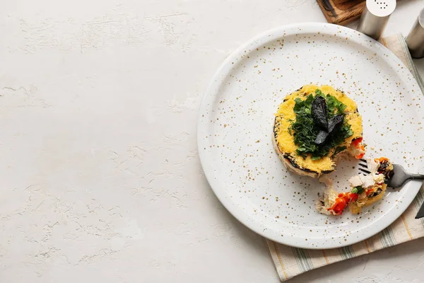 Bord Met Gelaagde Salade Pruimen Lichte Tafel — Stockfoto