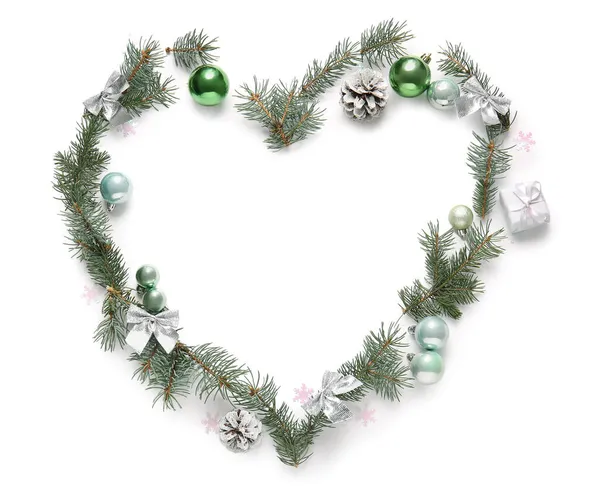 Coeur Branches Conifères Décorations Noël Sur Fond Blanc — Photo