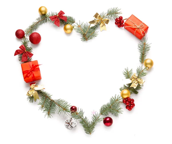 Coração Feito Ramos Coníferas Caixas Presente Decorações Natal Fundo Branco — Fotografia de Stock