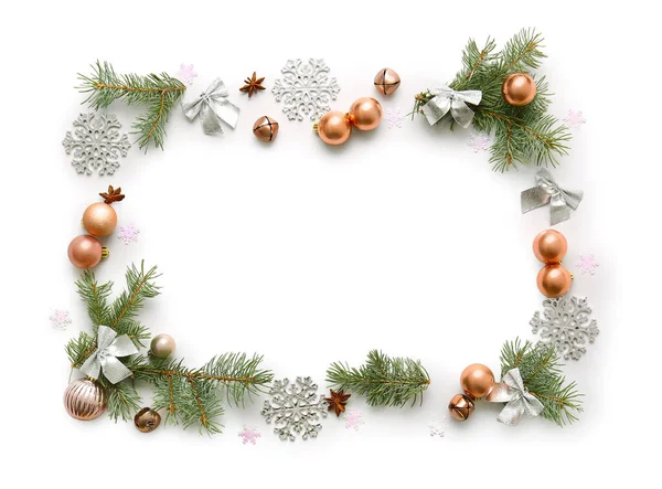 Beyaz Arka Planda Izole Edilmiş Kozalaklı Dallardan Noel Süslerinden Yapılmış — Stok fotoğraf