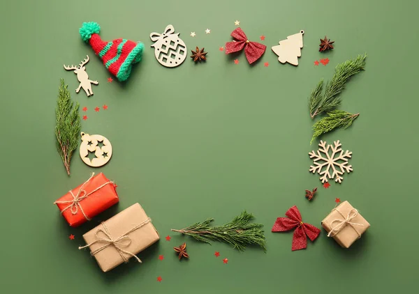 Rahmen Aus Nadelzweigen Geschenkschachteln Und Weihnachtsschmuck Auf Farbigem Hintergrund — Stockfoto