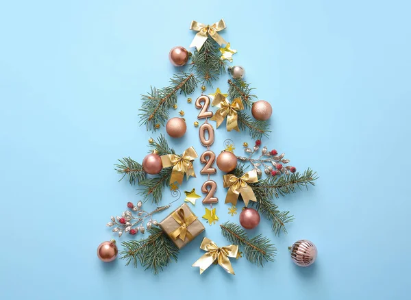 Árbol Navidad Hecho Ramas Coníferas Decoraciones Sobre Fondo Color —  Fotos de Stock