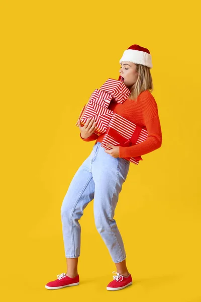 Belle Jeune Femme Avec Des Cadeaux Noël Sur Fond Jaune — Photo