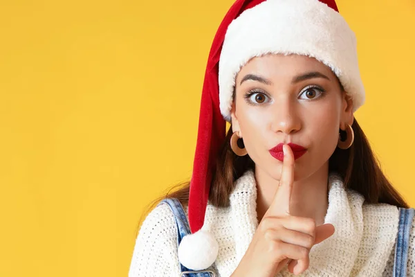 Ung Kvinna Santa Hatt Visar Tystnad Gest Gul Bakgrund — Stockfoto