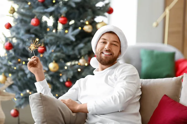 Junger Mann Mit Weihnachtsmütze Und Wunderkerze Hause — Stockfoto