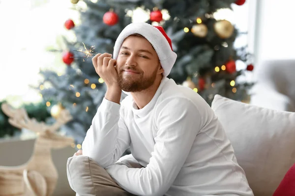 Junger Mann Mit Weihnachtsmütze Und Wunderkerze Hause — Stockfoto
