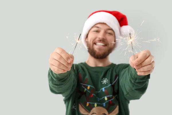 Jovem Chapéu Santa Com Brilhos Natal Fundo Cinza — Fotografia de Stock