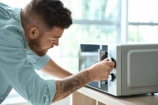 Young Man Adjusting Microwave Oven Kitchen — Stock Photo, Image