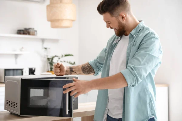 Jovem Irritado Perto Forno Microondas Cozinha — Fotografia de Stock