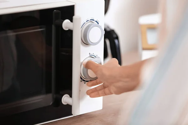 Young Woman Adjusting Microwave Oven Kitchen Closeup — Stock Photo, Image