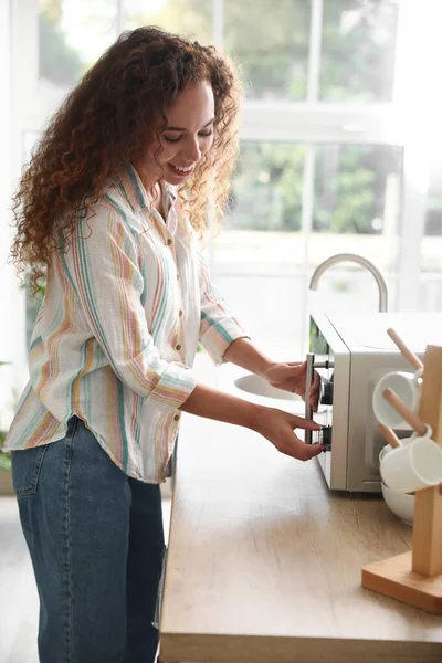 Young African American Woman Adjusting Microwave Oven Kitchen — Stock Photo, Image