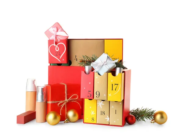Roter Adventskalender Mit Kosmetik Geschenken Und Weihnachtsdekor Auf Weißem Hintergrund — Stockfoto