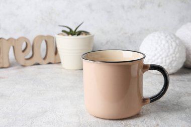 Açık arkaplanda boş bardak