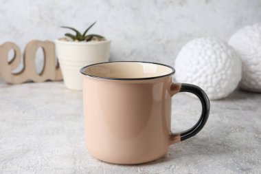 Açık arkaplanda boş bardak