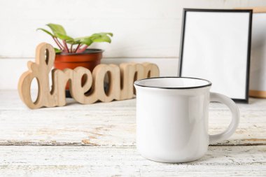 Hafif ahşap zemin üzerinde boş bardaklar